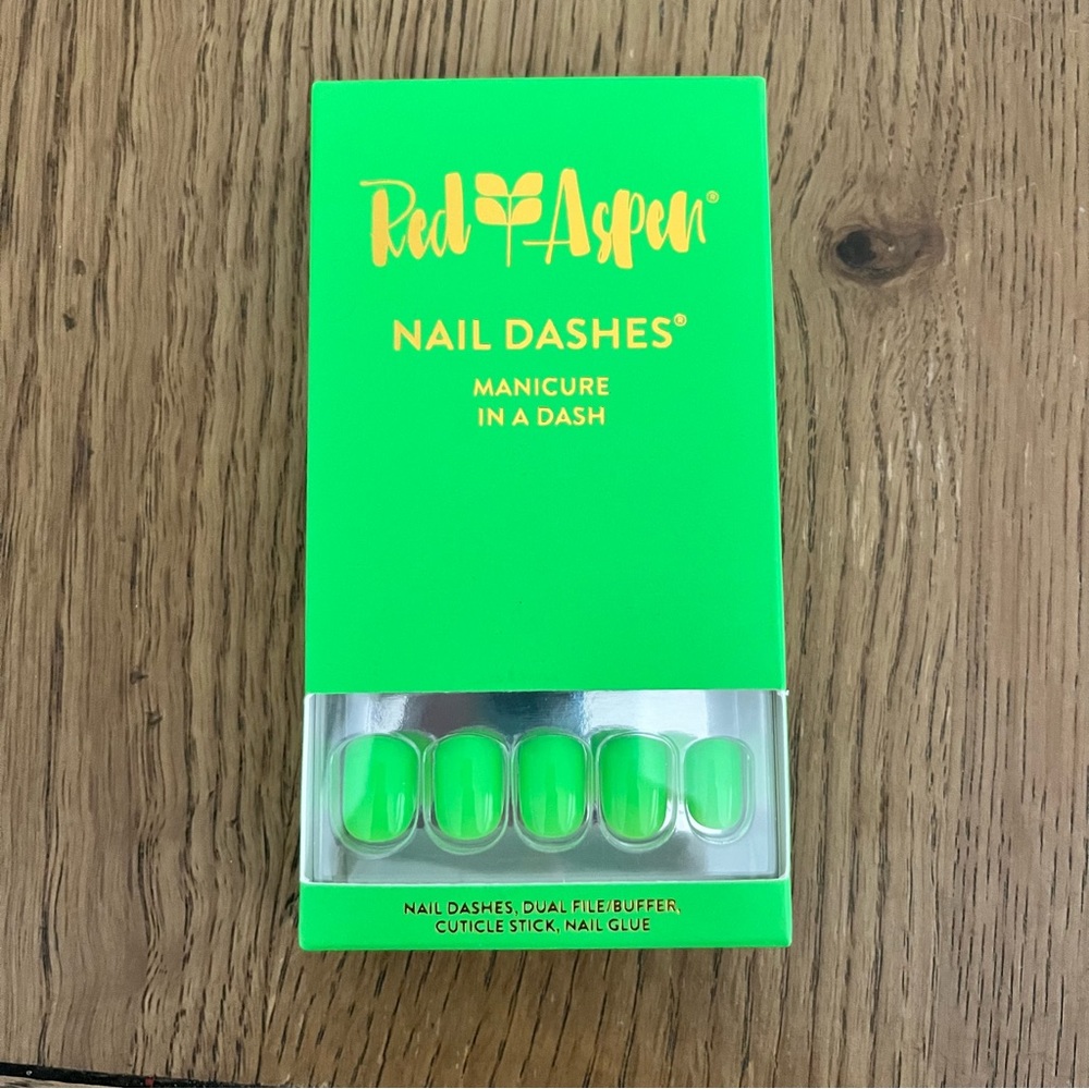 Red Aspen Nail Dashes Green Machine Monika